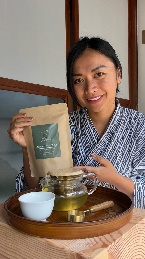 Loulou's FOunder holding a Kuwanoha tea bag